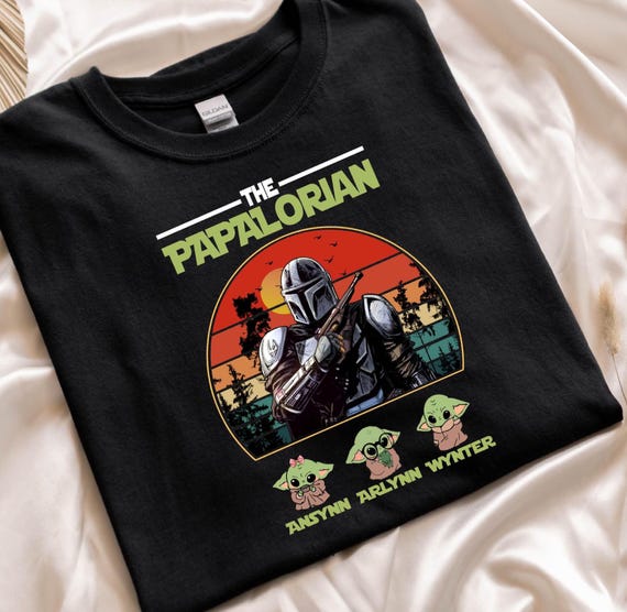 Personalisiertes Papa Shirt mit Kindernamen – Mandalorian Design – Vatertagsgeschenk für Papa – Star Wars Fan Geschenk – Baby Yoda T-Shirt