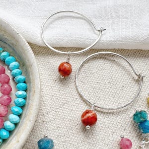 Charm Hoop boucles d'oreilles en argent avec jaspe rouge - boucles d'oreilles festival - boucles d'oreilles en argent sterling - cadeau pour elle - créoles en pierres précieuses rouges