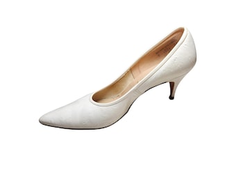 Vintage MOD Ostrich Embossed Pointed Toe Pumps White Kitten Heels Retro MCM 9