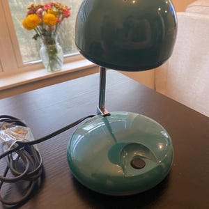 Lámpara de escritorio espacial con globo ocular telescópico ajustable Tensor 650 de MCM Underwriters.