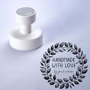 Personalisierter "Handmade with Love" Stempel - Lorbeerblatt-Kreis-Design für Kunsthandwerker und Bastlerinnen."