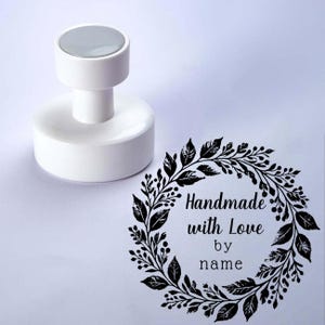 "Personalisierter ""Handmade with Love"" Stempel - Lorbeerkranz-Design für Kunsthandwerker und Bastler."
