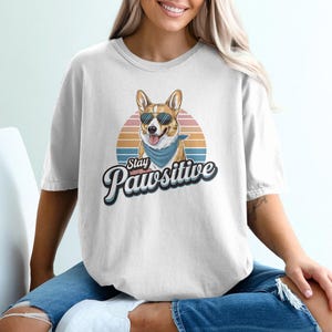 T-shirt carina Corgi Stay Pawsitive, camicia per amante dei cani in stile vintage, maglietta ispiratrice per animali domestici, top grafico animale adorabile