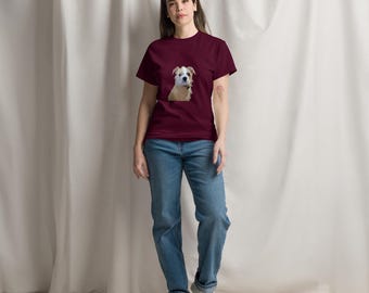 Può includere: Una donna indossa una maglietta color bordeaux con una grafica di un cane bianco sul davanti. Indossa jeans blu e scarpe da ginnastica bianche.