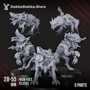 Puede incluir: Un conjunto de cinco miniaturas de resina gris sin pintar con forma de lobo, dientes afilados y collares de pinchos. Una figura sostiene un cráneo en la boca. El texto DakkaDakka.Store, 28-55 mm from feet to eyes y 5 parts es visible.