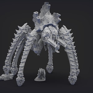 Puede incluir: Modelo detallado en gris claro de una criatura con apariencia de araña e insecto. El modelo presenta múltiples patas, un cuerpo segmentado y una cabeza con rasgos afilados y amenazantes. También hay modelos más pequeños adicionales.