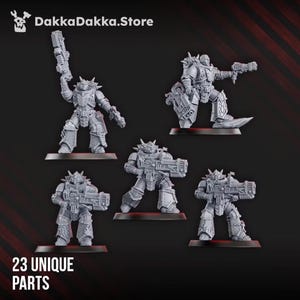 Peut inclure: Cinq figurines miniatures en résine grise non peinte en armure de puissance, avec des épaulettes à pointes et des armes lourdes. Le texte DakkaDakka.Store et 23 UNIQUE PARTS est visible. Ces modèles de soldats de science-fiction sont sur des socles noirs.