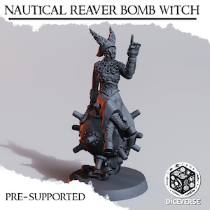 Puede incluir: Figura impresa en 3D de un personaje de la serie "Nautical Reaver Bomb Witch". La figura está sentada sobre una bomba puntiaguda, con un sombrero y armadura detallados, con un dedo levantado. La base es redonda y el texto "PRE-SUPPORTED" es visible.