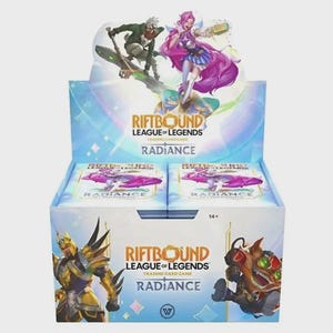 Könnte beinhalten: Eine Riftbound League of Legends Radiance Sammelkartenspiel-Boosterbox mit farbenfrohen Charakterillustrationen auf der Verpackung. Die Box zeigt zwei Booster-Packs auf der Oberseite und enthält den Spieletitel und das Logo auf der Vorderseite.