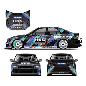 Könnte beinhalten: Ein schwarzes Sportwagen mit einer individuellen Lackierung mit blauen, grünen und roten Akzenten. Das Auto hat die Logos "HKS", "HIPERMAX", "LUMIX" und "Panasonic". Das Bild enthält auch eine Motorhaube mit passenden Grafiken sowie Vorder- und Rückansichten des Autos.