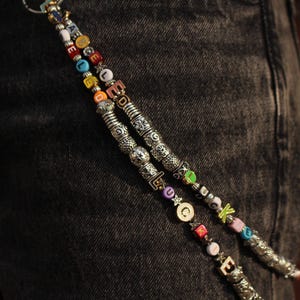 Cadena para billetera con amuletos de la suerte