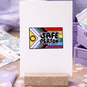 Safe Person Pin – Progress Pride Emaille-Pin, LGBTQ Ally Geschenk für Lehrer:innen und Therapeutinnen