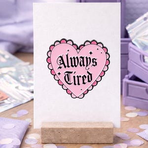 Always Tired Pin – Gothic Herz Emaille-Pin, Sarkastisches Statement-Accessoire für Introvertierte