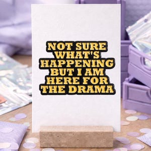 Könnte beinhalten: Ein Set aus drei Keramikbechern mit gesprenkelter, matter Oberfläche. Die Becher sind in Creme-, Hellbraun- und Dunkelbrauntönen gehalten. Jeder Becher hat ein schlichtes, minimalistisches Design, ideal für Kaffee oder Tee.