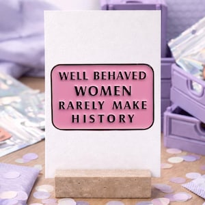 Feministischer Emaille Pin | "Well behaved women rarely make history" | Rosa Statement Anstecker | Girlpower Accessoire