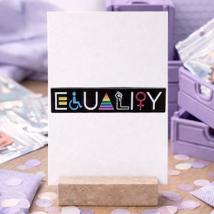 EQUALITY Pin - Diversity & Inclusion Statement mit Pride Symbolen - Perfekt für LGBTQ+ Allies, Aktivist*innen + Gleichberechtigungs-Fans