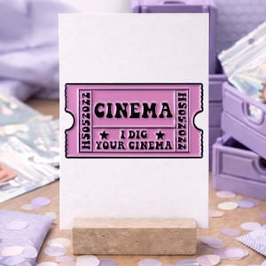 Harry Styles inspirierter Pin - "Cinema" Ticket - Rosa Kinoeintritt im Retro-Stil - Für Harry Styles Fans/Harries