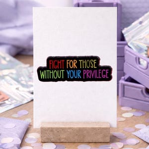 Högkvalitativ emaljnål - Kämpa för de utan dina privilegier - Färgglad Pride-nål - Progressiv och stärkande - HBTQIA+-allierad accessoar