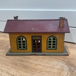 Lionel Lioneltown - Stazione ferroviaria in latta prebellica - Accessorio da collezione per treni