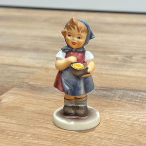 Goebel Hummel Pigtails Figurine (TMK 7, 1998) – M.I. Hummel Club Exclusive