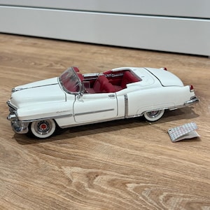Voiture miniature Cadillac Eldorado 1953 de Franklin Mint, échelle 1:24, intérieur blanc et rouge.
