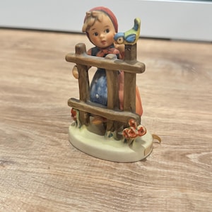 Pode incluir: Um conjunto de três canecas de cerâmica com acabamento fosco e salpicado. As canecas são em tons de creme, cinza claro e cinza escuro. Cada caneca tem um design simples e minimalista.