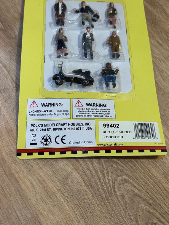 RMT Aristo-craft 99402 O Aristo Beepeople City Figures and Scooter