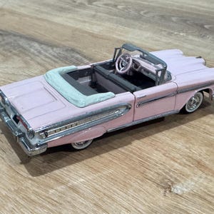 Puede incluir: Un juego de tres tazas de cerámica con un acabado mate moteado. Las tazas son de color crema, gris claro y gris oscuro. Cada taza tiene un diseño simple y minimalista.