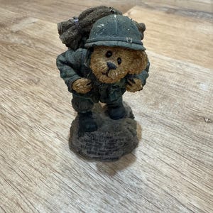 Figura de resina vintage de Boyd&#39;s Bears and Friends, G.I. Bruin, &quot;Defendiendo la Libertad&quot;, 2002 - Muy buen estado