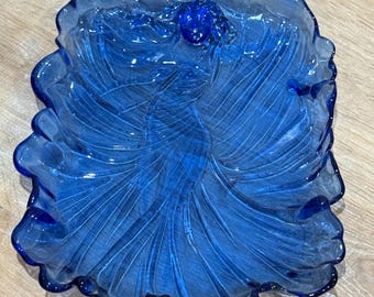 Bandeja de tocador Art Nouveau de cristal azul cobalto vintage con forma de ninfa y arpa de Tara.