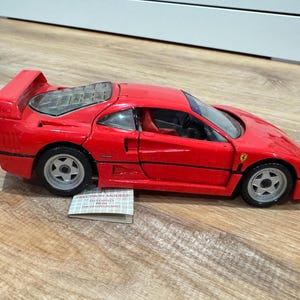 Puede incluir: Un letrero de madera rústico con el texto "Welcome to our home" en un estilo manuscrito. El letrero presenta un acabado envejecido y un diseño sencillo y acogedor, ideal para un porche o entrada.