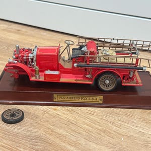 Franklin Mint 1922 Ahrens-Fox R-K-4 Pumper Escala 1:24, Fundición a presión con base para reparación de piezas.