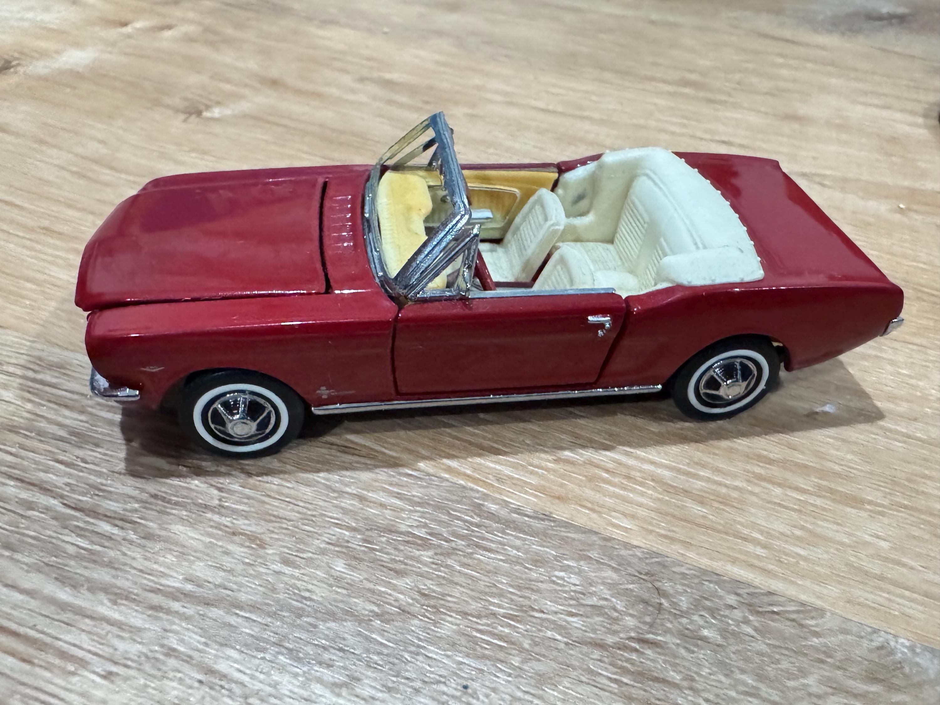 Hachette 1/24 Scale Diecast HT4822 - 1965 Ford Mustang Convertible - White