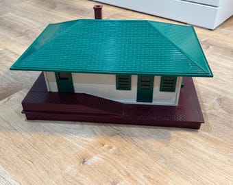 Vintage Lionel 132 Illuminated Passenger Station- Good Condition and Untested