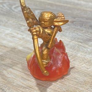 Op de afbeelding: Een witte keramische mok met een zwarte handgreep en de tekst "But First, Coffee" in handschriftstijl. De mok staat op een wit oppervlak. De mok is ongeveer 10 cm hoog.