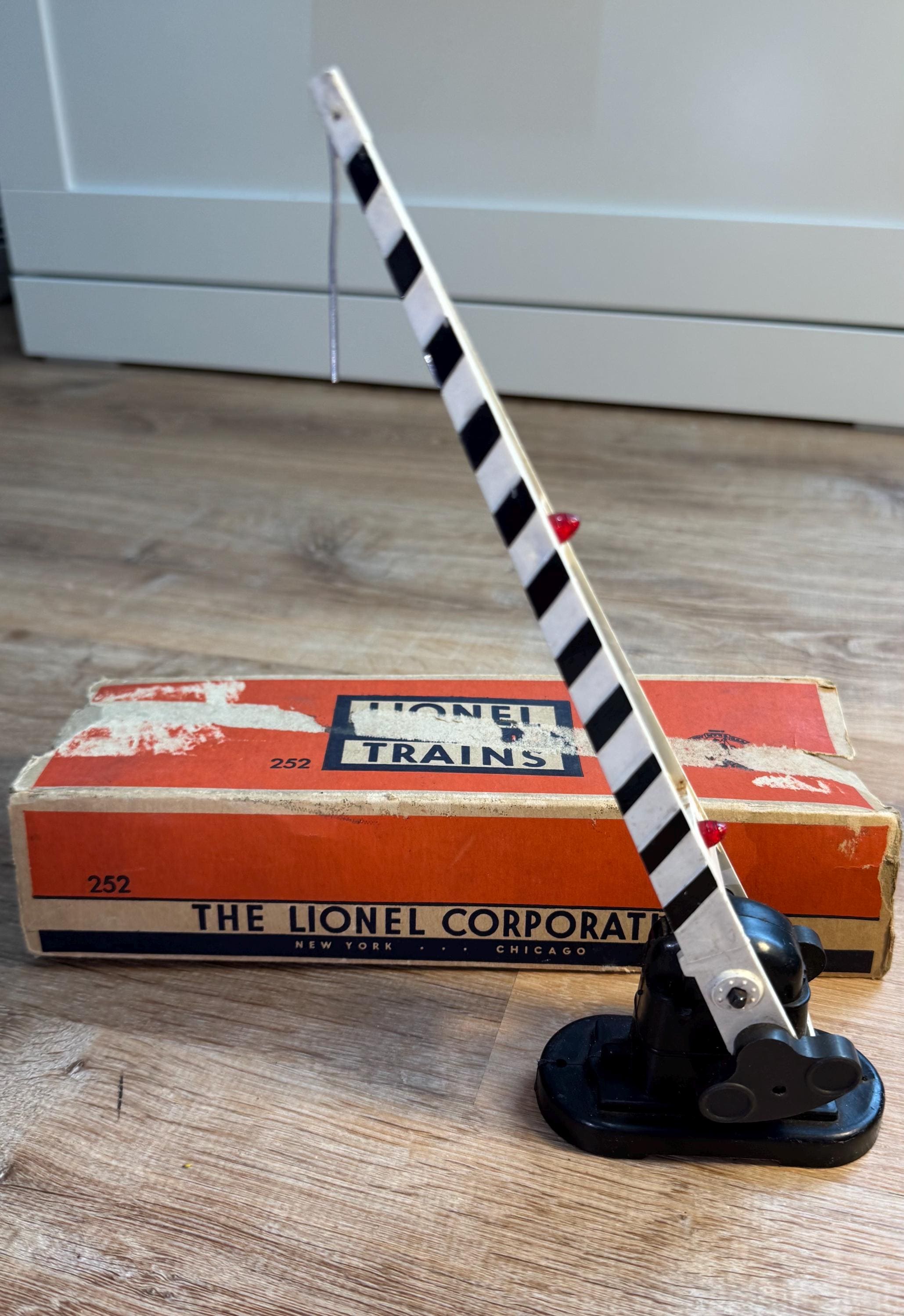Vintage Lionel 252 Automatic Crossing Gate with Original Box- Very Good Condition
