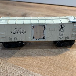 Lionel Automatic Refrigerated Milk Car No. 3472 with Aluminum Doors and Milk Cans- Functions and Good Condition