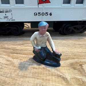 Vintage 1950s Beton Shoeshine Figure – Miniature Street Scene Toy – Rare Collectible in Very Good Condition