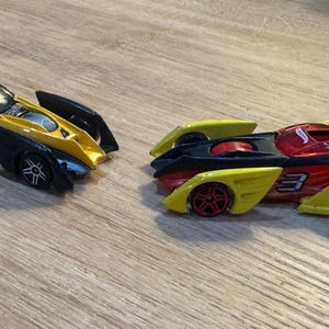 Vintage 2000 Shredster Rot Gelb Schwarz Rennwagen # 3- 2002 Hot Wheels Shredster Gold Schwarz Rennwagen # 4 EXC Büro des Mayor - Excellent Con