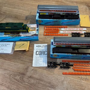 Vintage Athearn PP&L Energy of Man HO Train Set- Reading GP40 Engine with Coach and Observation Car with boxes- Not Complete See Description