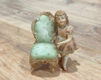 Figura antigua alemana de porcelana bizcochada de niña con sillón verde y detalles dorados Moriage, 7,6 cm (3 pulgadas)