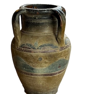 Könnte beinhalten: Eine große, braune Keramikvase mit zwei Henkeln und einem geometrischen Muster. Die Vase hat eine dunkelbraune Glasur und ist mit einem Muster aus Wellenlinien und Punkten verziert.