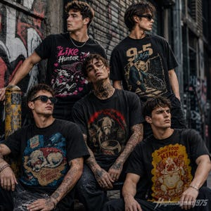 Puede incluir: Un grupo de personas con camisetas negras con gráficos. Las camisetas presentan varios diseños, incluyendo un perro, un bulldog y el texto "The Like Hunter". El fondo incluye arte de graffiti en una pared de ladrillos.