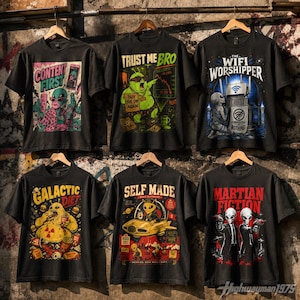 Op de afbeelding: Zes zwarte grafische t-shirts met verschillende buitenaardse ontwerpen. Eén shirt zegt "CONTENT FIRST" met een alien die een telefoon vasthoudt. Een ander zegt "TRUST ME BRO" met een groene alien. Andere shirts zeggen "WIFI WORSHIPPER", "GALACTIC DIET", "SELF MADE" en "MARTIAN FICTION".