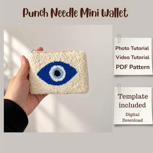 Może przedstawiać: Kremowy mini portfel wykonany techniką punch needle z centralnym motywem niebiesko-biało-czarnego oka. Tekst głosi: Punch Needle Mini Wallet, Photo Tutorial, Video Tutorial, PDF Pattern, Template included oraz Digital Download.