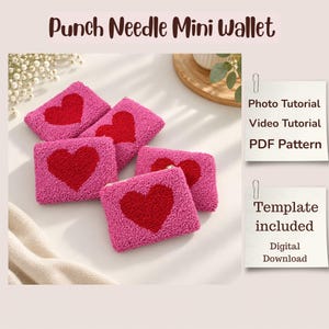 Könnte beinhalten: Vier rechteckige Punch-Needle-Minigeldbörsen mit texturiertem rosa Hintergrund und einem markanten roten Herzmotiv. Das Bild enthält den Text: Punch Needle Mini Wallet, Photo Tutorial, Video Tutorial, PDF Pattern, Template included, Digital Download.