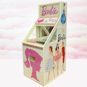 1: 6 / Sixth Scale Pink Doll Themed Funktionaler Münzschieber, zum Ausstellen mit Ihrer Mini Arcade / Replica / New Wave Toys Sammlung