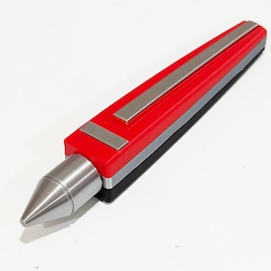 Puede incluir: Un lápiz óptico rojo y plateado con punta plateada metálica. El lápiz óptico tiene un cuerpo rectangular con detalles plateados y una base negra. El diseño es elegante y moderno, adecuado para arte digital o tomar notas.