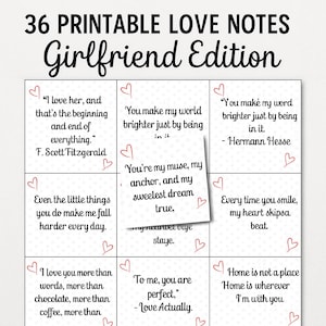 Könnte beinhalten: Ein druckbares Blatt mit 36 Liebesnotizen für eine Freundin. Jede Notiz enthält ein romantisches Zitat, wie z. B. „Ich liebe dich mehr als Worte“, und ist mit einem kleinen Herzen verziert. Der Titel „Girlfriend Edition“ steht oben.
