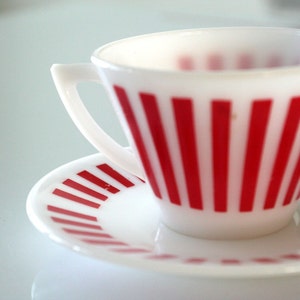 Tasse à thé et soucoupe Hazel Atlas Red Candy Stripe image 2